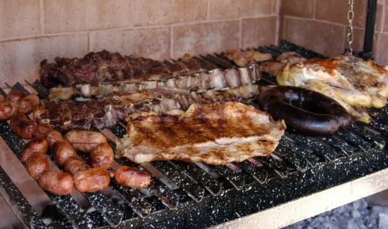 betonnen en stenen barbecues